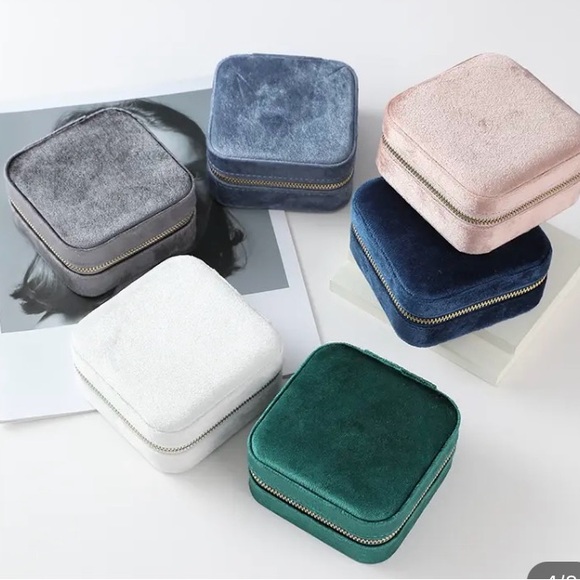 Small jewelry box, with mirror included. - Picture 2 of 6